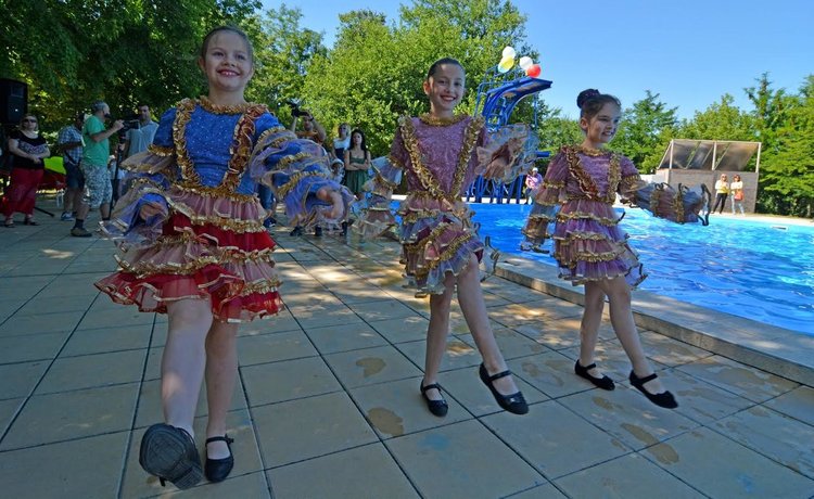 Започват безплатни курсове по плуване на басейн "Химик"