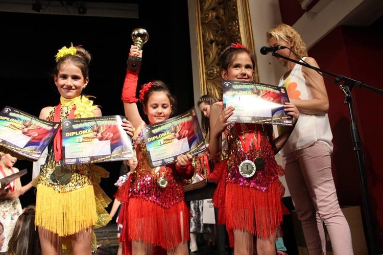 Магдалена Стоянова, Девора Деянова и Мартина Костова