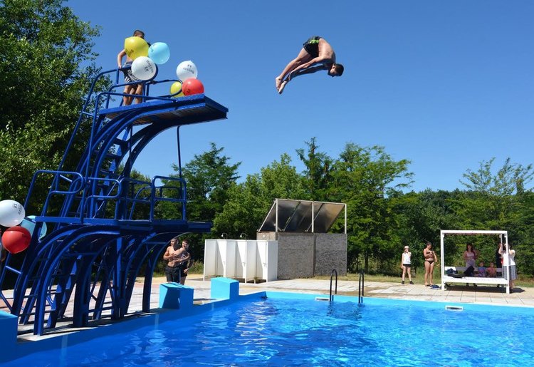 Започват безплатни курсове по плуване на басейн "Химик"