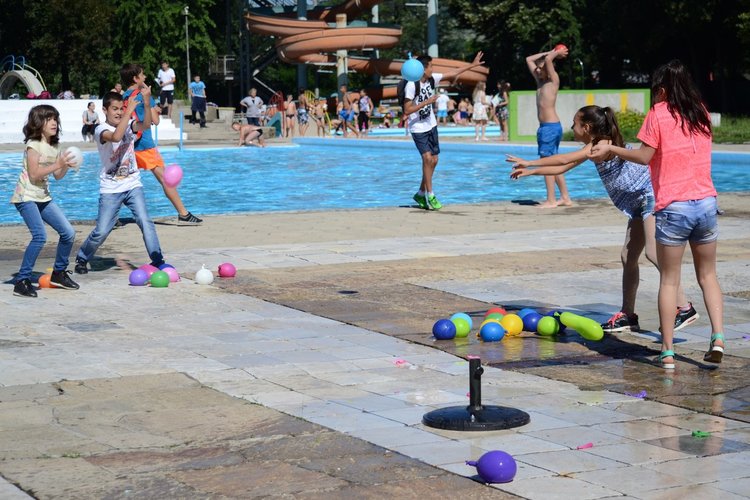 Отличници, игри, музика и басейн за шампионите на „Славейков“