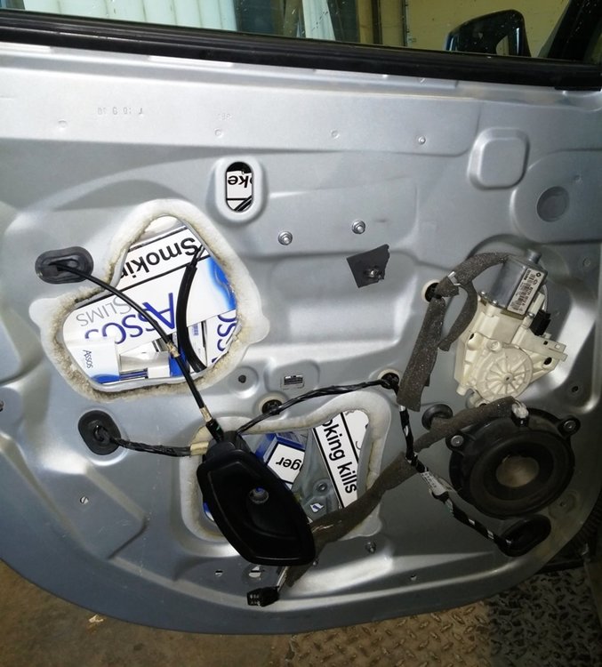 Вадят контрабандни цигари от вратите на кола