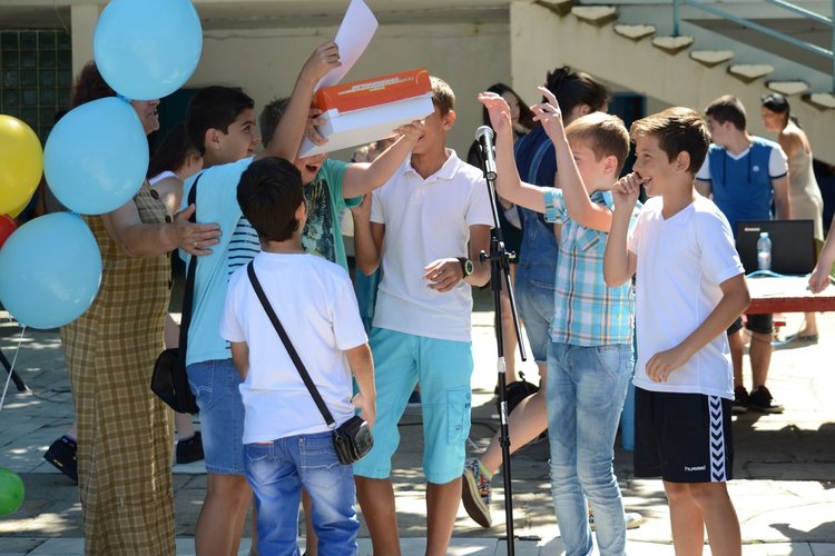 Отличници, игри, музика и басейн за шампионите на „Славейков“