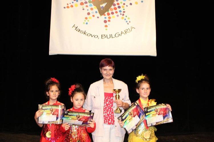 Възпитаничките на школата със своята преподавателка