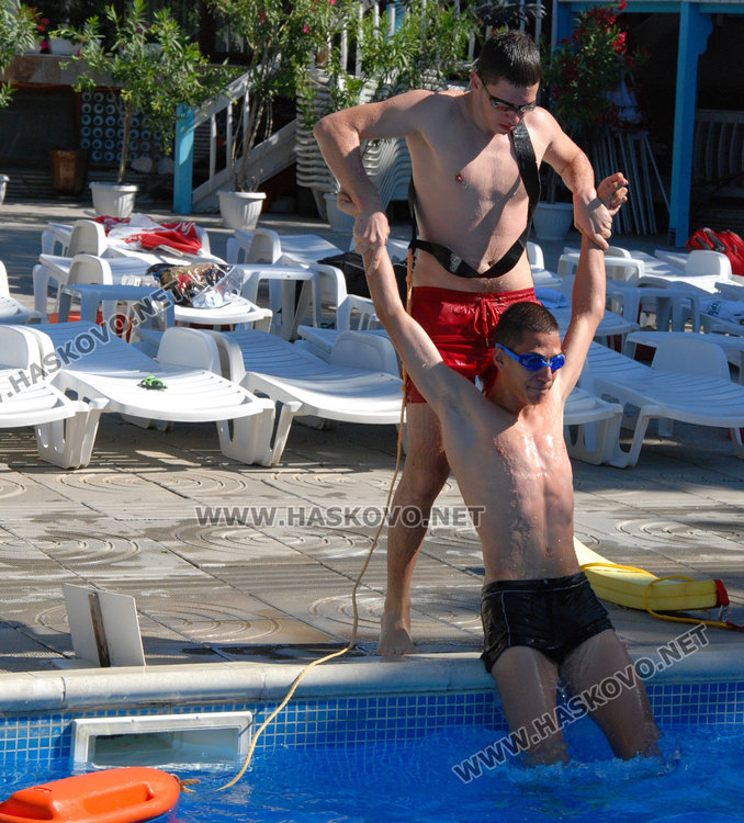 На изпит: вадят буйстващ удавник от басейна във Фантазия