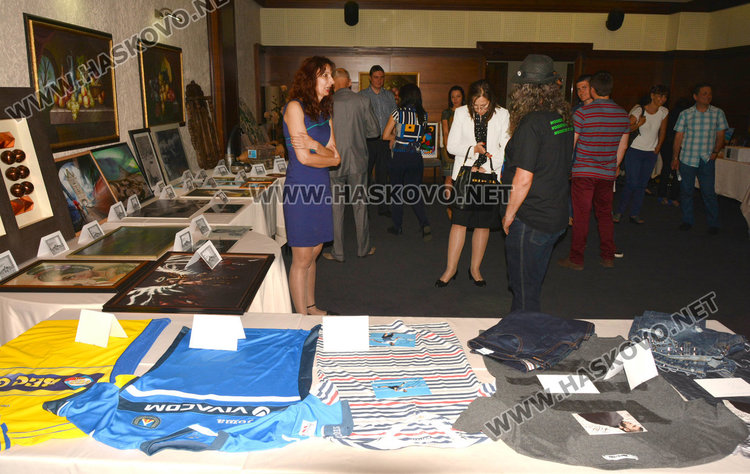 Благотворителният търг за Жоро събра 9 бона, тениска на Григор стигна 1620 лв.