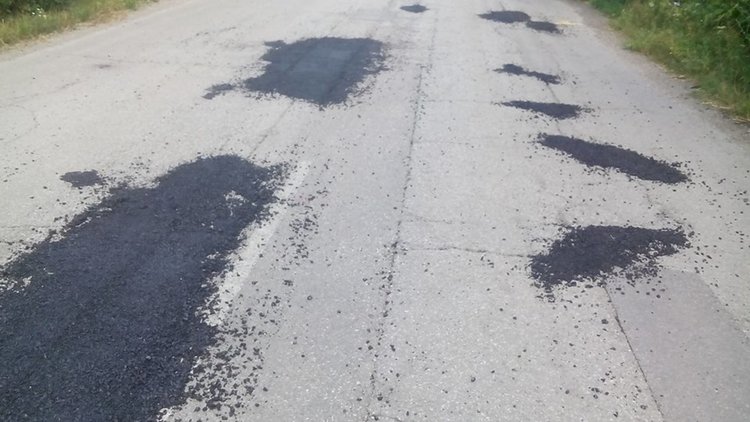 Пращат закърпен с асфалтови дупки път в "Господари на ефира"?