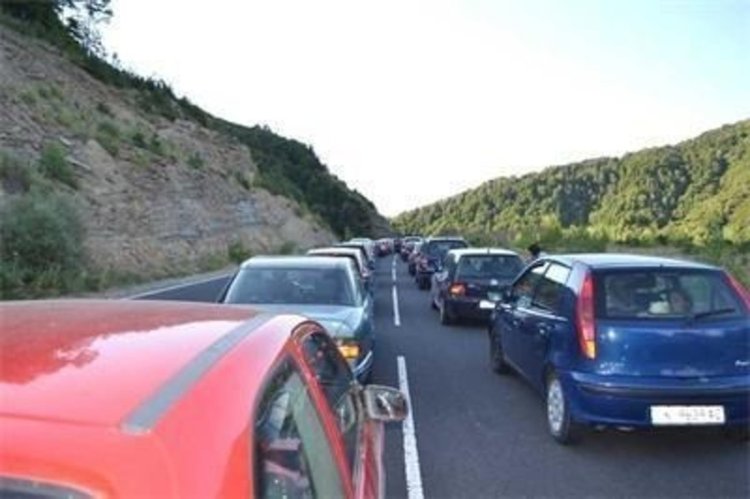 Над километър е опашката за излизане през ГКПП "Маказа"