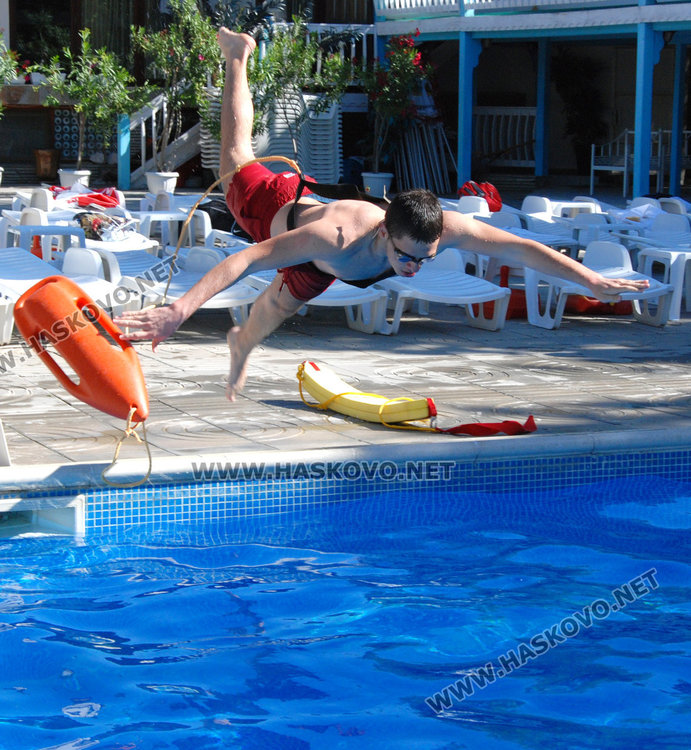 На изпит: вадят буйстващ удавник от басейна във Фантазия