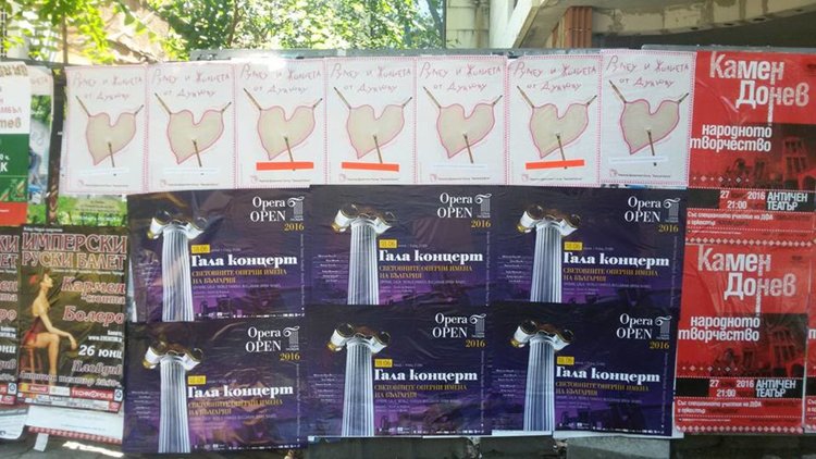 Артистите от Родопския драматичен театър с благодарност за подкрепата да играят на сцената на Античния театър спектакъл на родопски 