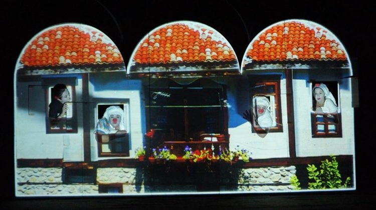 Артистите от Родопския драматичен театър с благодарност за подкрепата да играят на сцената на Античния театър спектакъл на родопски 