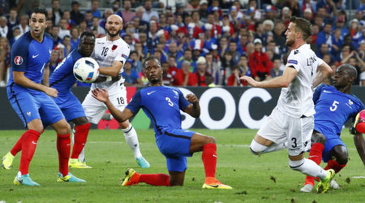 Франция прескочи групите след нова драма и два късни гола срещу Албания