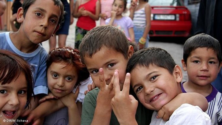 Роми пускат децата на забавачка, но имат условие