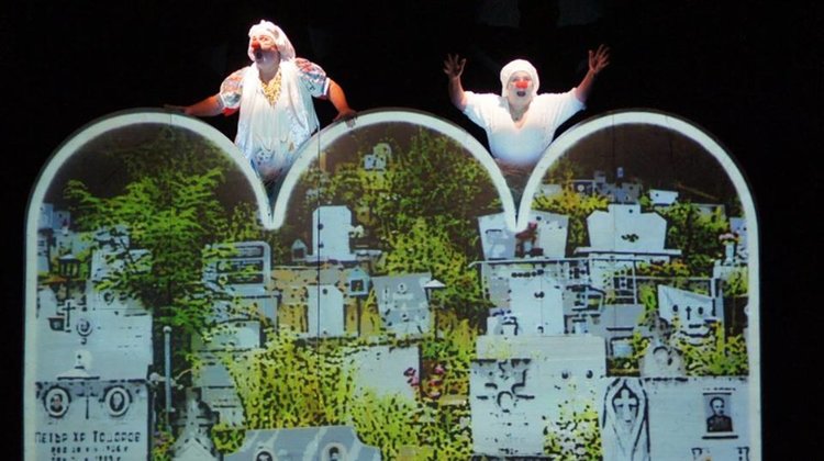 Артистите от Родопския драматичен театър с благодарност за подкрепата да играят на сцената на Античния театър спектакъл на родопски 