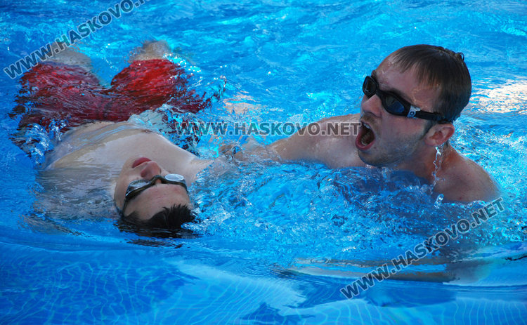 На изпит: вадят буйстващ удавник от басейна във Фантазия