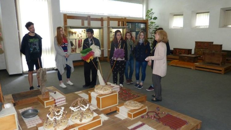 Студенти от НХГ от специалността „Рекламен дизайн“ на лятна практика в  Историческия музей в Смолян 