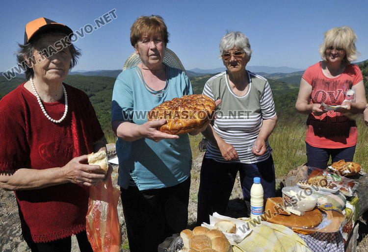 Баните с молитва за дъжд на "Градушката църква"