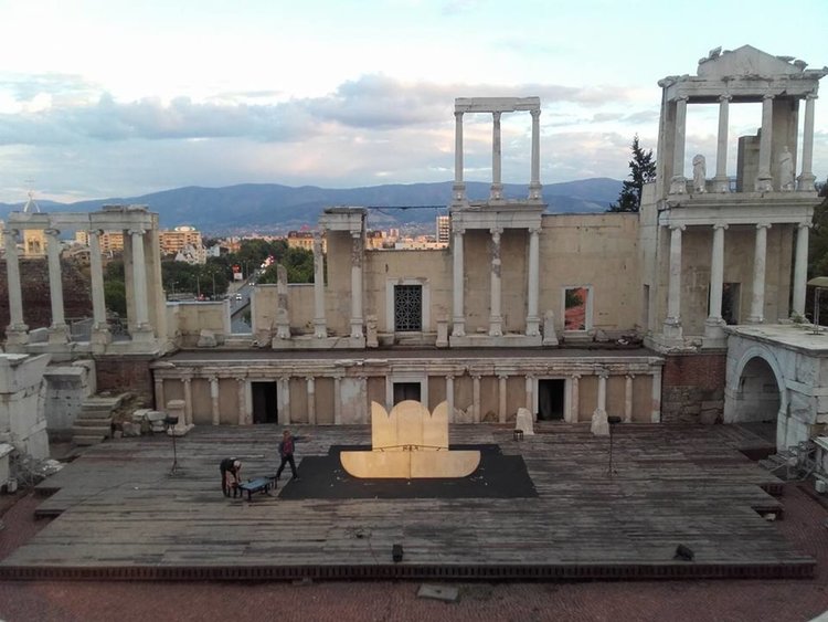 Артистите от Родопския драматичен театър с благодарност за подкрепата да играят на сцената на Античния театър спектакъл на родопски 