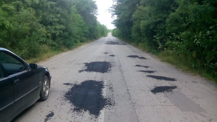 Снимки на прясно изкъпрения път е публикувал Тодор Михов