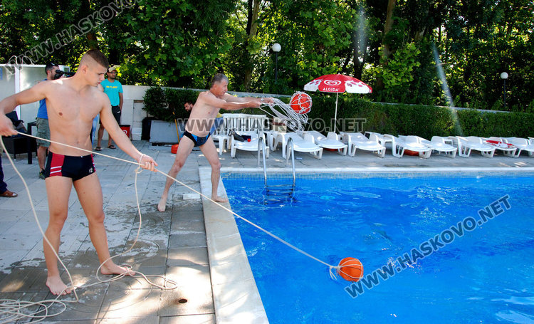 На изпит: вадят буйстващ удавник от басейна във Фантазия