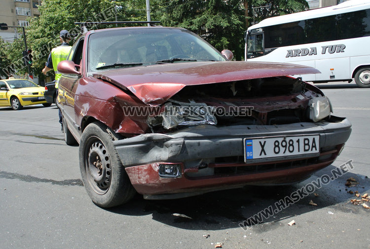 Засилен кърджалиец отнесе Опел на ляв завой на Раковски