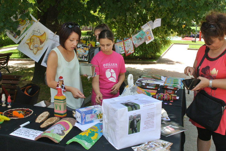 Благотворителен базар за Жоро пред зала Дружба, довечера голям концерт