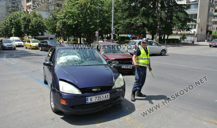 Засилен кърджалиец отнесе Опел на ляв завой на Раковски