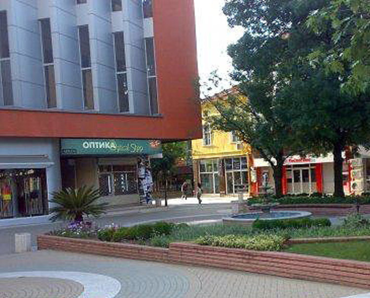 Строят външен асансьор за Универмага в Хасково