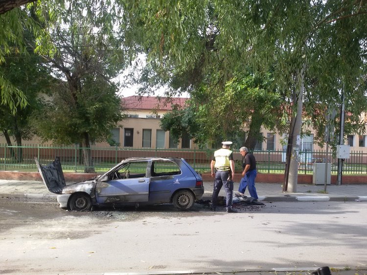 Рено „Клио“ горя в близост до детска градина „8 март"