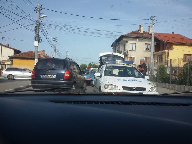 Рено „Клио“ горя в близост до детска градина „8 март"