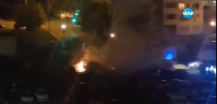 Бус пламна в столичния кв. "Надежда" и подпали друга кола