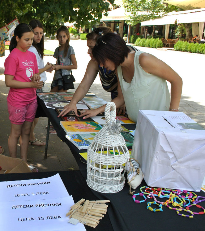 Благотворителен базар за Жоро пред зала Дружба, довечера голям концерт