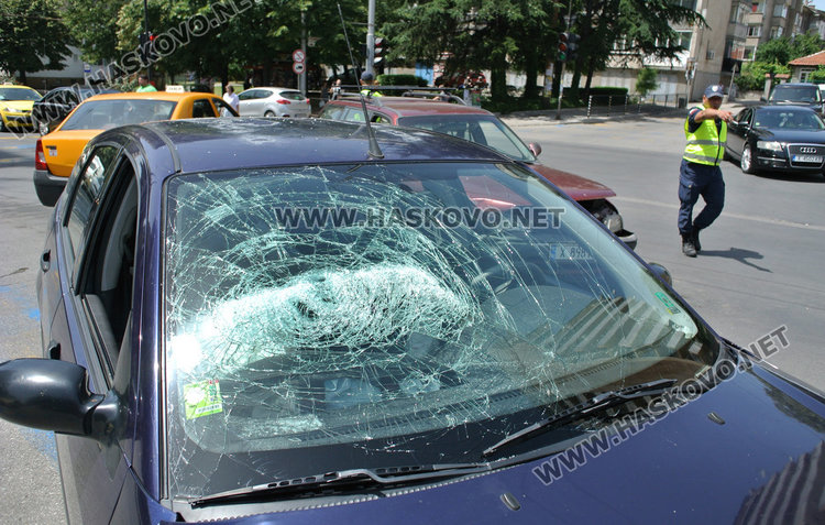 Засилен кърджалиец отнесе Опел на ляв завой на Раковски