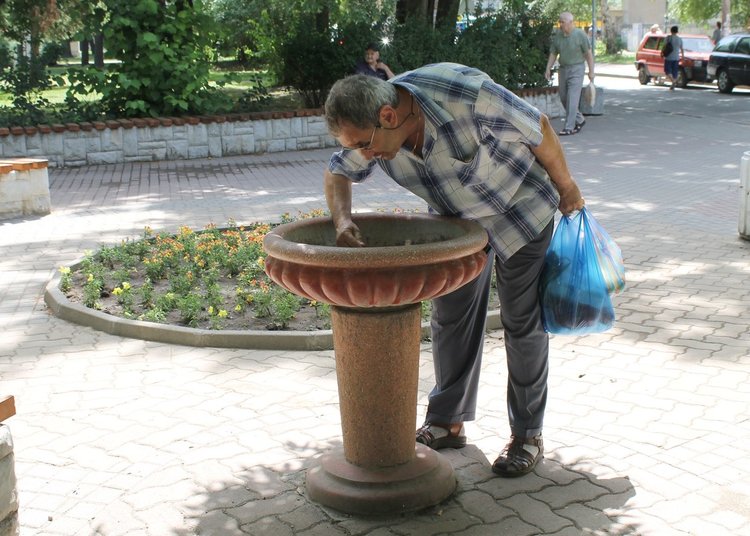 Чешмата до ПМГ Иван Вазов