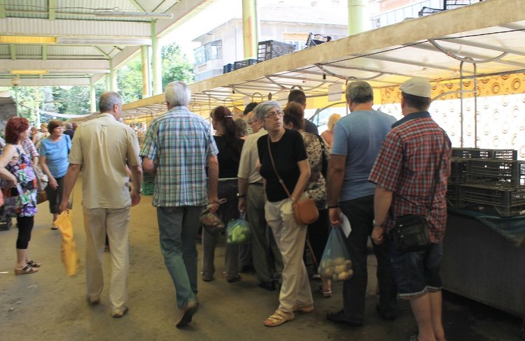 Опашка от желаещи да си купят череши се изви на Зеленчуков пазар в Димитровград днес