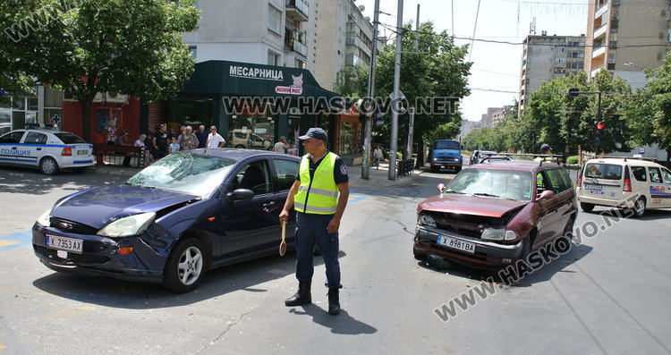 Засилен кърджалиец отнесе Опел на ляв завой на Раковски