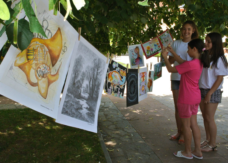 Благотворителен базар за Жоро пред зала Дружба, довечера голям концерт