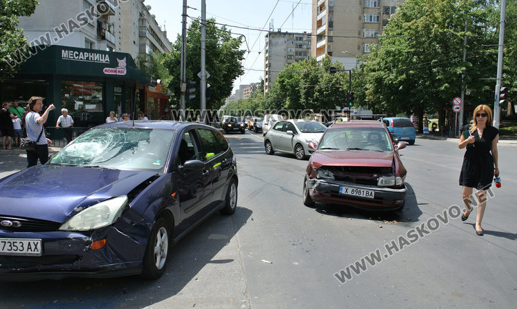 Засилен кърджалиец отнесе Опел на ляв завой на Раковски