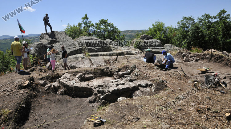 Археолози от БАН проучват светилище от ранга на Перперикон край с. Ангел войвода