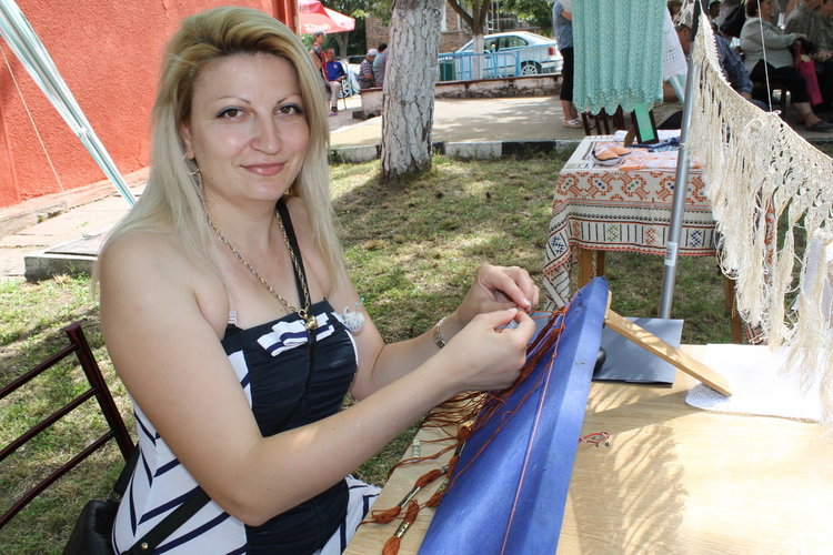 Антония прави макрамета, плетенето знае от бабите си