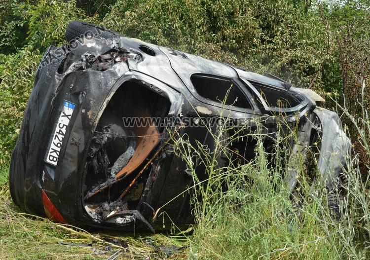 Млада хасковлийка обърна и запали Пежо до Баните