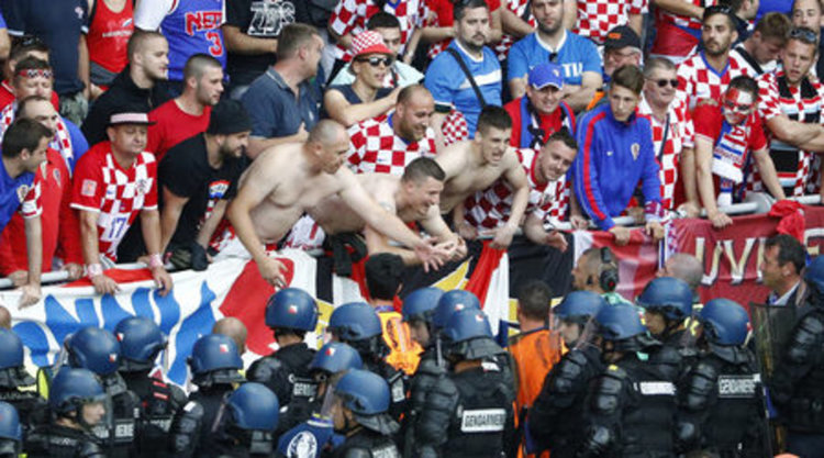 И Хърватия се притесни от дисквалификация заради феновете