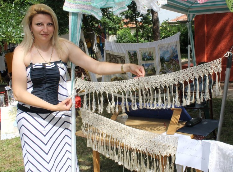 33 - годишната Антония Генева от Крум бе най-младата участничка в събора, посветен на Световния ден на плетенето