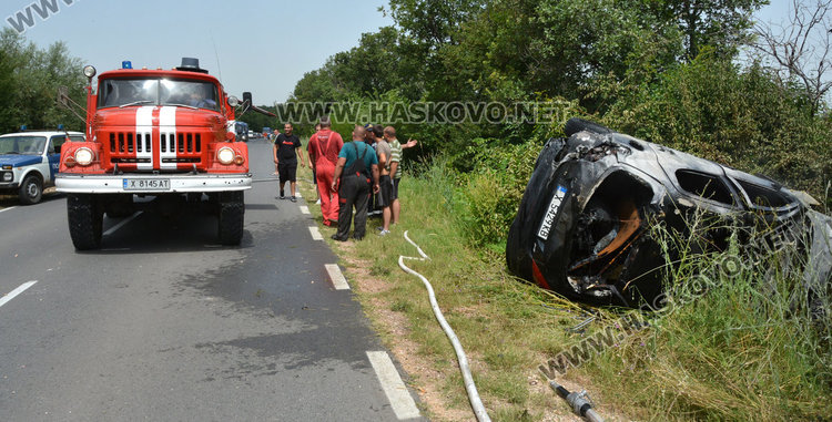 Млада хасковлийка обърна и запали Пежо до Баните