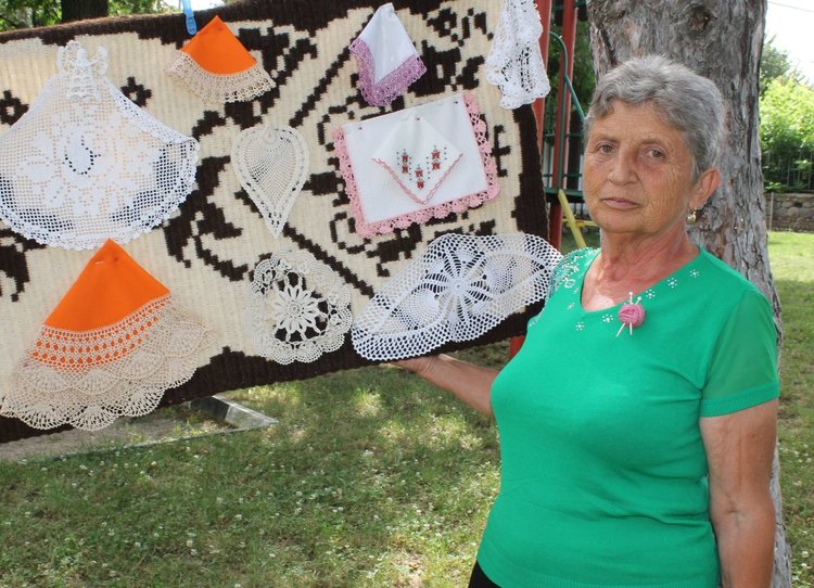 Майсторки на куките отбелязаха Световния ден плетенето в Крум