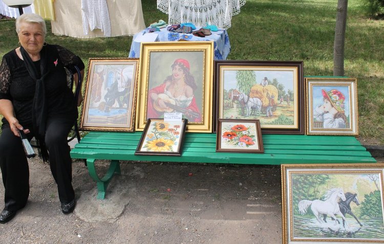 Ангелина Ангелова от Скобелево показва свои гоблени