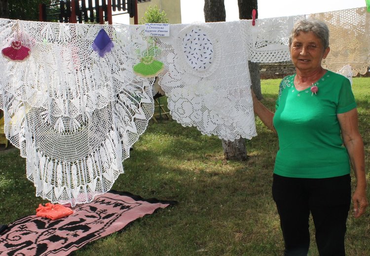 Недялка Георгиева от Скоболево плете на една кука