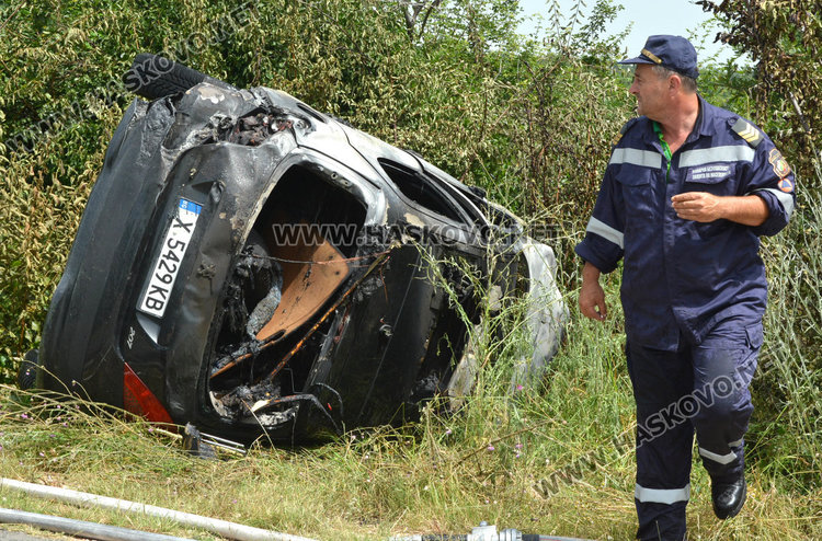 Млада хасковлийка обърна и запали Пежо до Баните