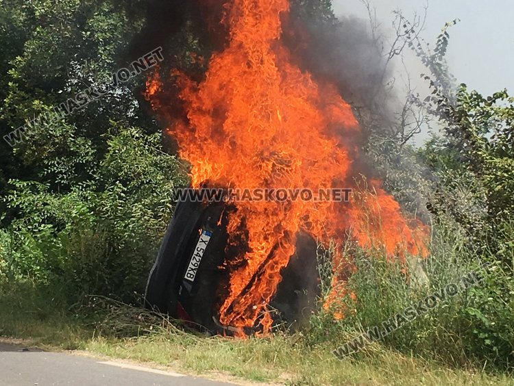 Млада хасковлийка обърна и запали Пежо до Баните