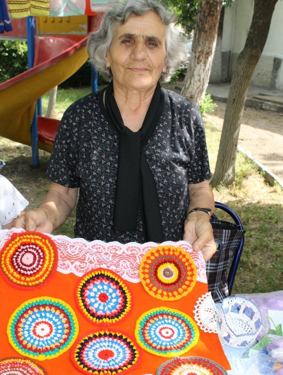 Недялка Русева от черногорово със своите пъстри подложки