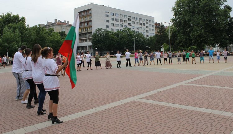 138 лв. набра общоградското хоро в Димитровград за #Спаси Жоро